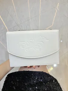 Elegante borsa a tracolla bianca da donna con design a patta goffrata per uso quotidiano.