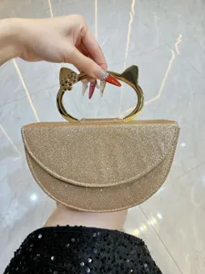 Sac de soirée pailleté avec poignée chat métallique, élégant sac à main pour fête et mariage.