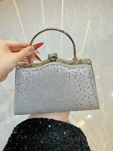 Elegante strass avondtas met metalen handvat en sprankelende kristaldetails voor dames.
