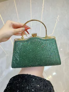 Elegante groene glinsterende avondtas met gouden handgreep en strass sluiting voor feestjes.