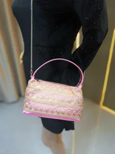 Exquisites Detail einer rosa bestickten Handtasche, elegante ethnische Abendtasche.