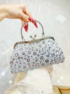 Zilveren pailletten avondtasje met strass handvat voor feestjes, banketten en bruiloften.