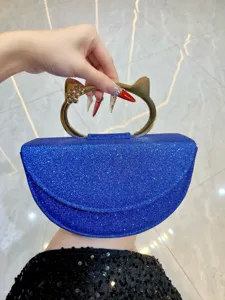 Élégante sacoche de soirée pailletée bleue avec poignée chat dorée, sac à main chic.