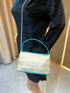 Exquisite böhmische bestickte Abendtasche mit Kettriemen für elegante Damen Detailansicht.