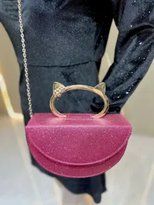 Sac à main rose pailleté exquis avec poignée métal chat et bandoulière chaîne.