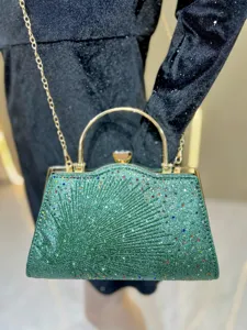 Groene glitters avondtas detail, met gouden handvat en kettingriem voor feestelijke looks.