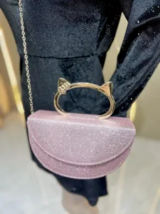 Élégant sac à main pailleté rose avec poignée chat en métal doré et bandoulière chaîne.