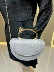 Sac de soirée scintillant argenté avec poignée chat dorée, élégant sac bandoulière pour femme.