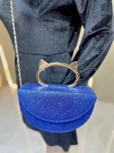 Vue détaillée du sac à main pailleté bleu avec poignée chat en métal et chaîne de soirée.