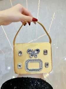 Goldene Abendtasche Detailaufnahme mit funkelnden Strasssteinen und eleganter Luxus Schnalle.