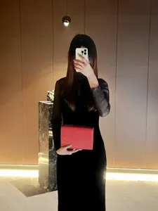 Borsa a tracolla e pochette rossa minimalista e alla moda, elegante accessorio.