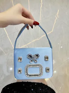 Hellblaue Satin Abendhandtasche mit Kristall Strass Schmetterling und Schnalle Design