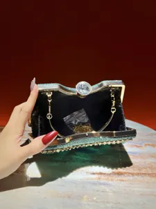 Primer plano detallado de un bolso de noche brillante de diamantes de imitación con cierre.