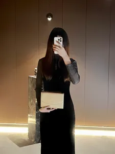Elegante pochette in pelle dorata nei dettagli, con texture pregiata e design raffinato.