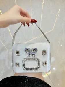 Elegante silberne Satin-Abendtasche mit Kristall-Schnalle und Schmetterling für Damen.