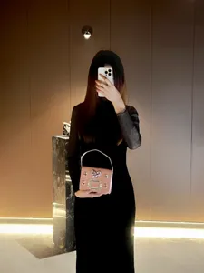 Elegante rosafarbene Kristall-Abendtasche mit klassischer Schnalle, ideal für Partys und Anlässe.