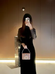 Elegante rosa Abendtasche mit Strass-Schnalle, luxuriöse Designer-Handtasche für Damen.
