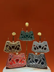 Detalles en primer plano de bolsos de noche brillantes de cristal con diseños geométricos.