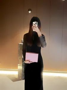 Vista dettagliata della borsa a mano rosa da donna in pelle, stile elegante per ogni giorno.