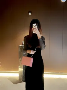 Primo piano dettagliato della elegante borsa a tracolla rosa con catena in ambiente moderno.
