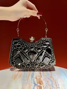 Elegante bolso de noche negro con pedrería y cristales brillantes con asa metálica.