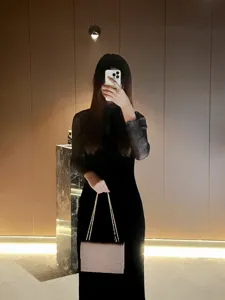 Dettagli della borsa a mano minimalista da donna con catena, stile elegante per ogni giorno.