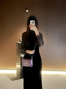 Elegante violette Abendtasche mit Strassschnalle und Kette für elegante Partyabende.