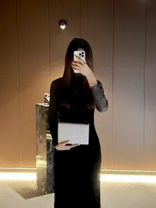 Vista dettagliata che mostra la texture elegante della borsa bianca in un ambiente interno.