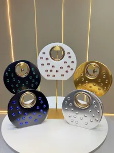 Élégant sac de soirée rond avec strass étincelants et poignée en métal, idéal pour fêtes et bals.