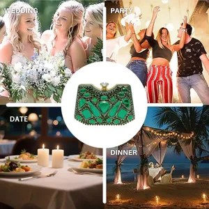 Detalle de bolso de noche de cristal verde, elegante bolso de estrás para fiesta boda.