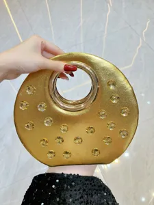 Superbe sac de soirée rond doré avec des strass scintillants et une poignée ronde en métal.