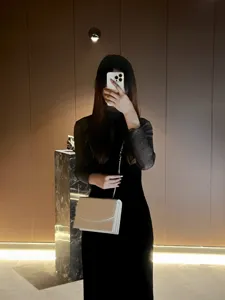 Borsa a tracolla bianca minimalista da donna, elegante borsa con catena per outfit.