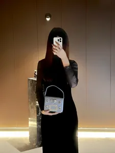 Detailansicht der eleganten Abendtasche mit funkelnder Kristallschneide und Schleifendesign.