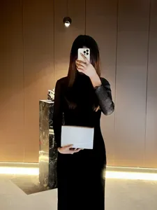 Borsa a mano pochette bianca minimalista ed elegante da donna, ideale per ogni occasione.