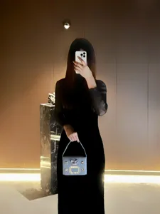 Detailansicht der eleganten Strass-Abendtasche mit schicker Schleife und edler Schnalle.