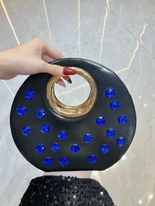 Sac de soirée rond élégant avec strass, pochette noire chic pour les fêtes.