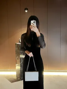 Donna borsa a mano minimalista catena elegante borsa a tracolla bianca per uso quotidiano.