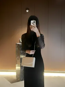 Vista dettagliata della borsa a tracolla con catena minimalista da donna, beige elegante.
