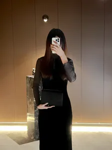 Vista dettagliata della borsa a mano nera minimalista da donna, stile elegante lavoro.