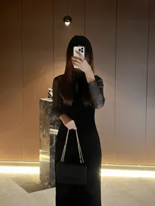 Vista dettagliata della borsa a tracolla nera da donna, elegante borsa minimalista.