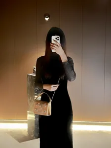 Detailaufnahme der eleganten Strass-Abendtasche mit funkelnder Kristallschließe und Kette.