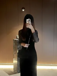 Borsa a tracolla nera da donna con catena in metallo per un look elegante da lavoro quotidiano.