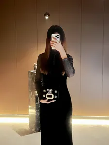 Elegante schwarze Samt-Abendtasche mit funkelnden Kristall-Strasssteinen für Damen.