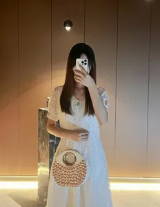 Élégante pochette de soirée ronde avec poignée anneau métal et strass pour fêtes.