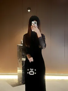 Elegante schwarze Samt-Abendtasche mit funkelnder Kristallschließe, ideal für Party und Anlass.