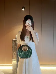 Élégante pochette de soirée ronde avec sequins verts et poignée métallique pour femmes.