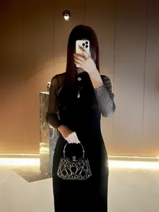 Elegante bolso de noche negro con pedrería de diamantes de imitación para fiestas y eventos.