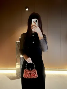 Elegante bolso de noche con diamantes de imitación rojos y asa de metal para mujeres.