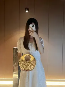 Sac de soirée rond doré avec perles métalliques et poignée circulaire pour belle fête
