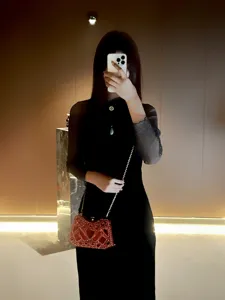 Bolso de noche rojo de cristal con cadena elegante bolso de hombro de lujo con diamantes.